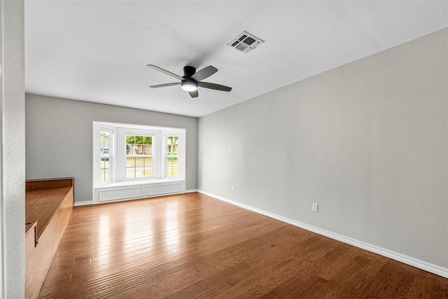 5715 NW Chestnut Ln, Lawton, OK 73505