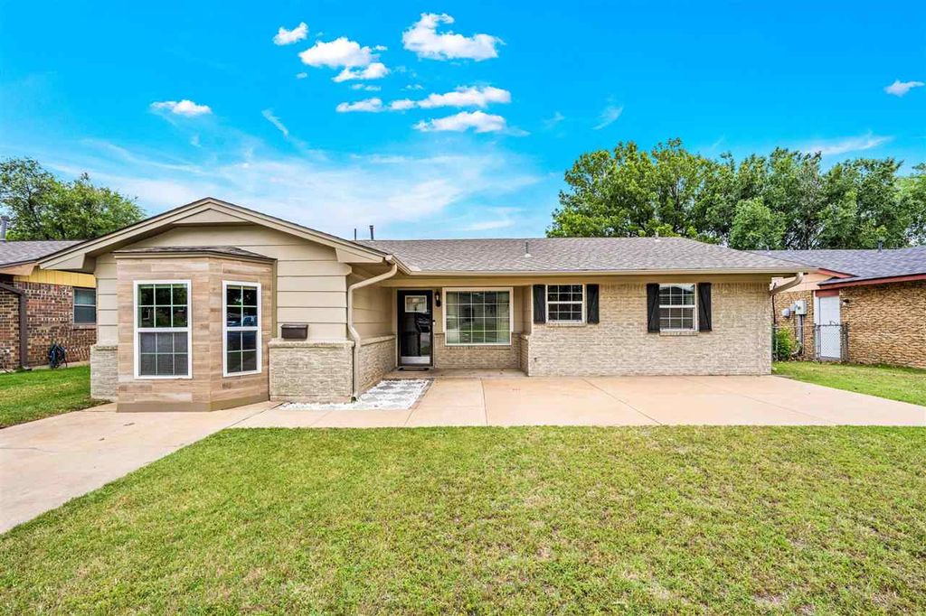 5715 NW Chestnut Ln, Lawton, OK 73505