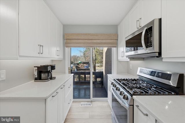 11860 S LAKES CT, Reston, VA 20191