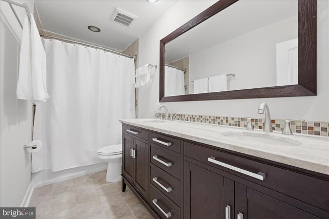 11860 S LAKES CT, Reston, VA 20191