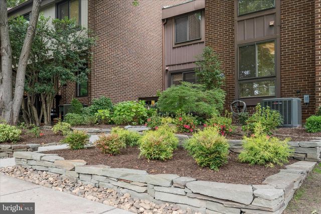 11860 S LAKES CT, Reston, VA 20191