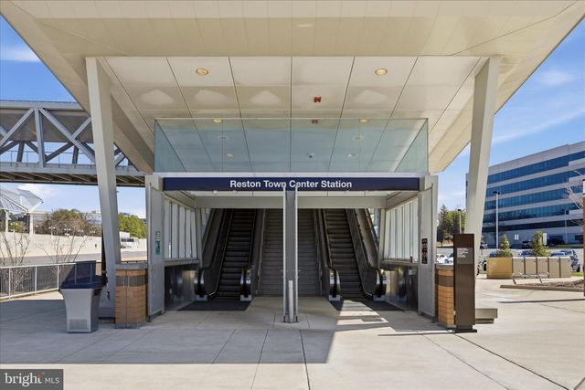 11860 S LAKES CT, Reston, VA 20191