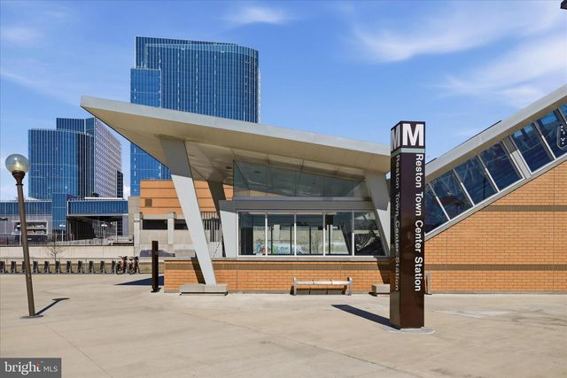 11860 S LAKES CT, Reston, VA 20191