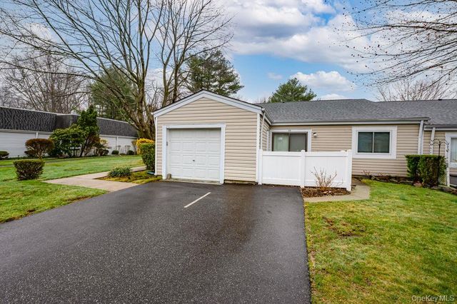 209 Cabot Court S, Saint James, NY 11780