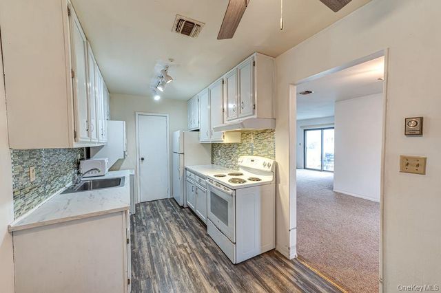 209 Cabot Court S, Saint James, NY 11780