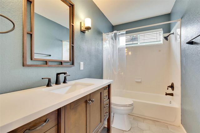 2212 Melissa Oaks LN, Austin, TX 78744