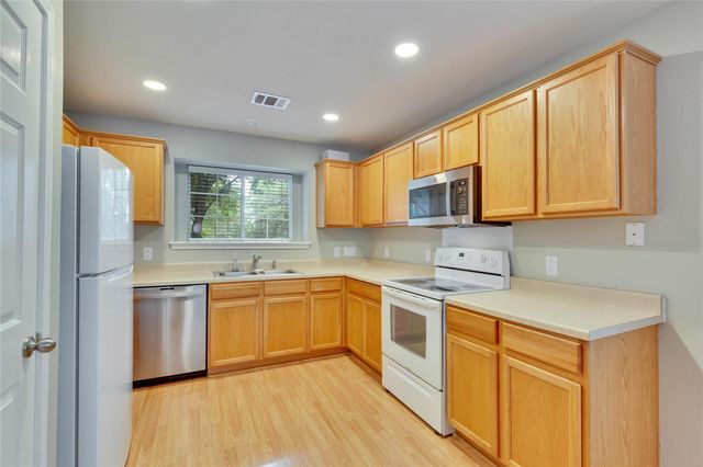 2212 Melissa Oaks LN, Austin, TX 78744