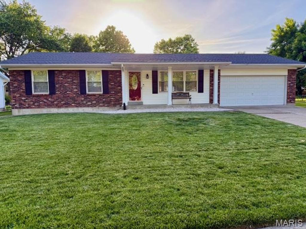 6 El Perro Drive, St Peters, MO 63376