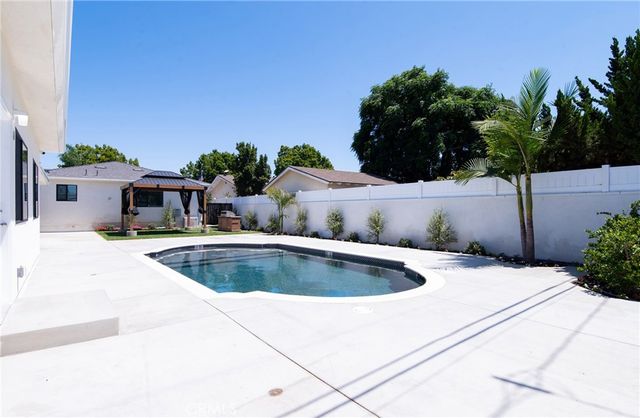 11831 Pomering B, Downey, CA 90241