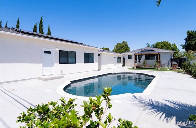 11831 Pomering B, Downey, CA 90241