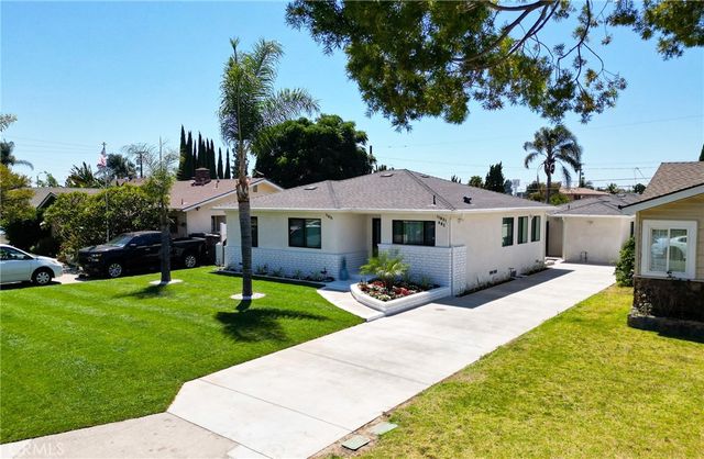11831 Pomering B, Downey, CA 90241