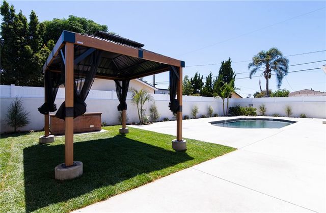 11831 Pomering B, Downey, CA 90241