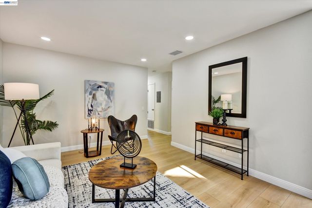 2547 Easton Ln 18, San Jose, CA 95133