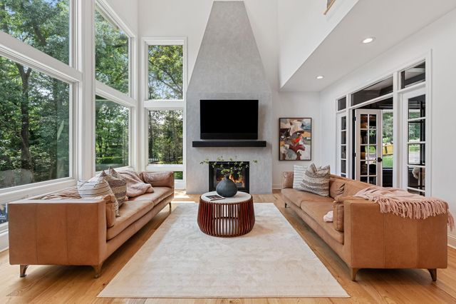 9 Red Forest Way, North Oaks, MN 55127