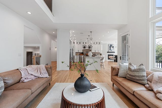 9 Red Forest Way, North Oaks, MN 55127