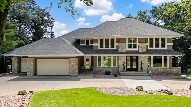 9 Red Forest Way, North Oaks, MN 55127
