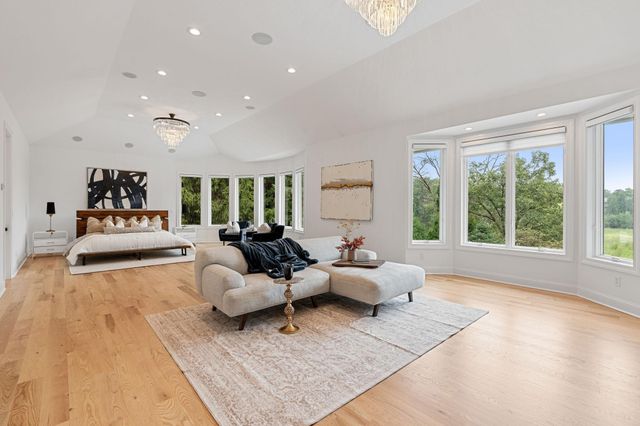 9 Red Forest Way, North Oaks, MN 55127