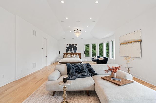 9 Red Forest Way, North Oaks, MN 55127