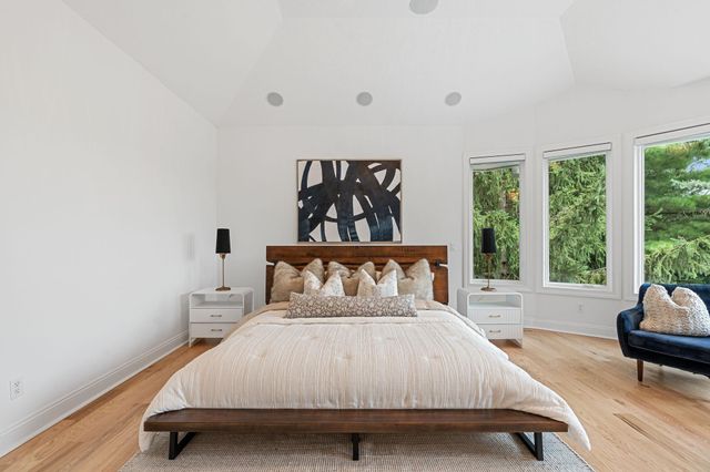 9 Red Forest Way, North Oaks, MN 55127