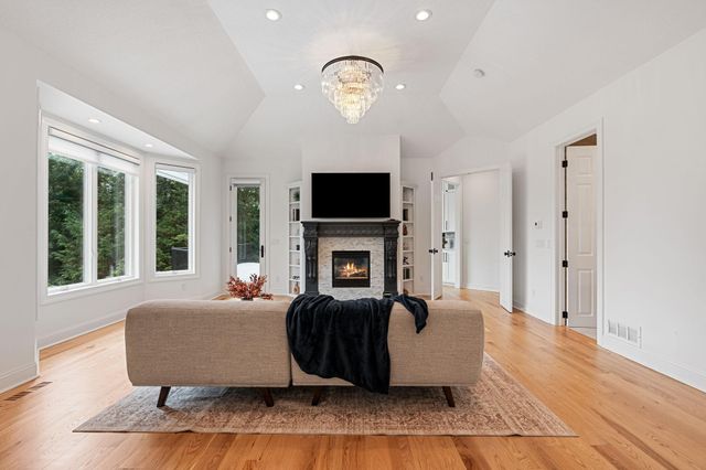 9 Red Forest Way, North Oaks, MN 55127