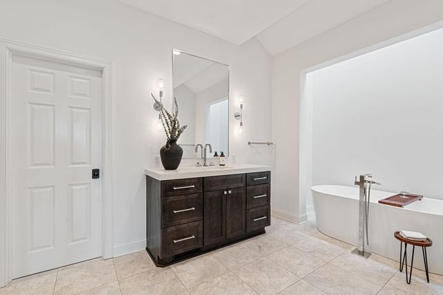 9 Red Forest Way, North Oaks, MN 55127