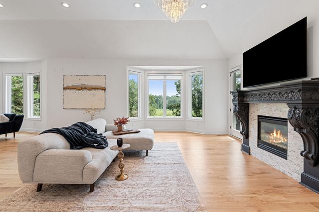 9 Red Forest Way, North Oaks, MN 55127