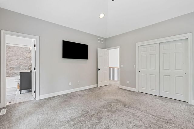 9 Red Forest Way, North Oaks, MN 55127