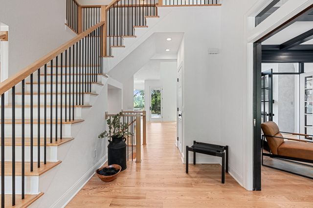 9 Red Forest Way, North Oaks, MN 55127