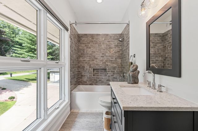 9 Red Forest Way, North Oaks, MN 55127