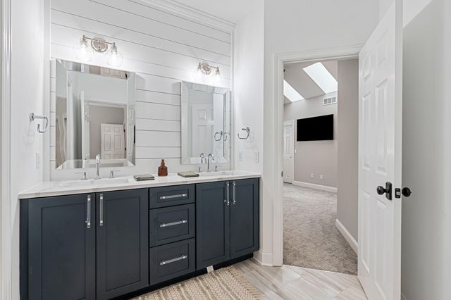 9 Red Forest Way, North Oaks, MN 55127