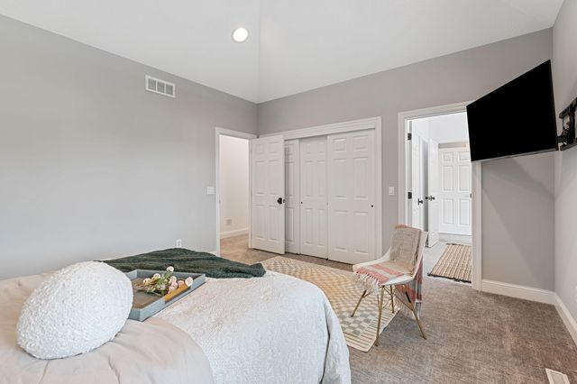 9 Red Forest Way, North Oaks, MN 55127