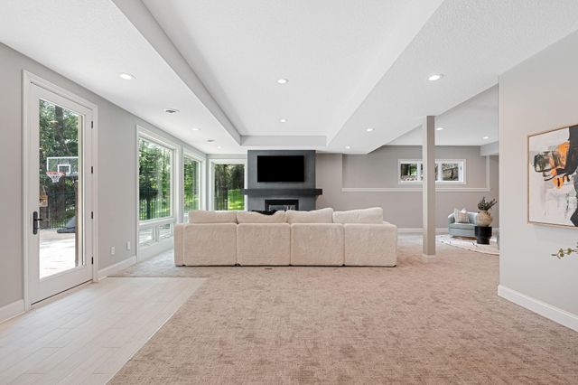 9 Red Forest Way, North Oaks, MN 55127