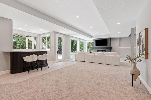 9 Red Forest Way, North Oaks, MN 55127