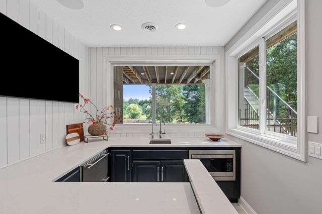 9 Red Forest Way, North Oaks, MN 55127