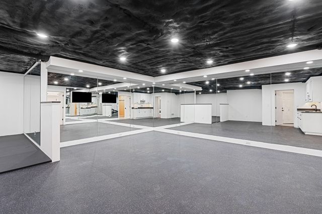 9 Red Forest Way, North Oaks, MN 55127