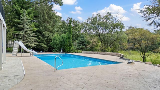 9 Red Forest Way, North Oaks, MN 55127