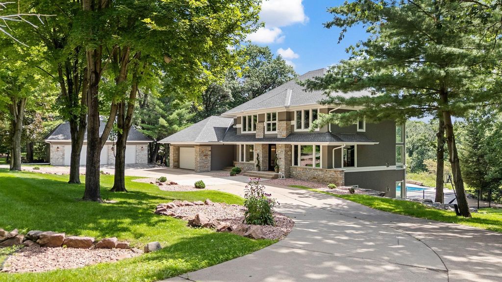 9 Red Forest Way, North Oaks, MN 55127