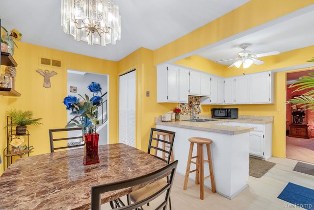 3170 Woods Circle, Detroit, MI 48207