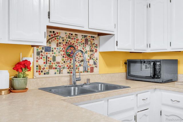 3170 Woods Circle, Detroit, MI 48207