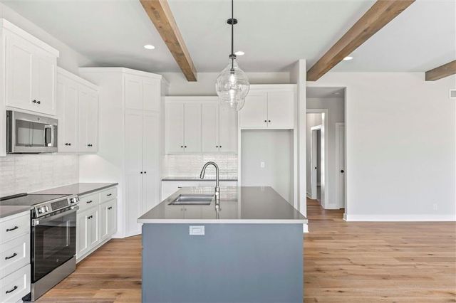 18508 Pawnee Lane, Overland Park, KS 66085