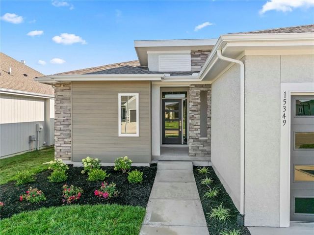 18508 Pawnee Lane, Overland Park, KS 66085