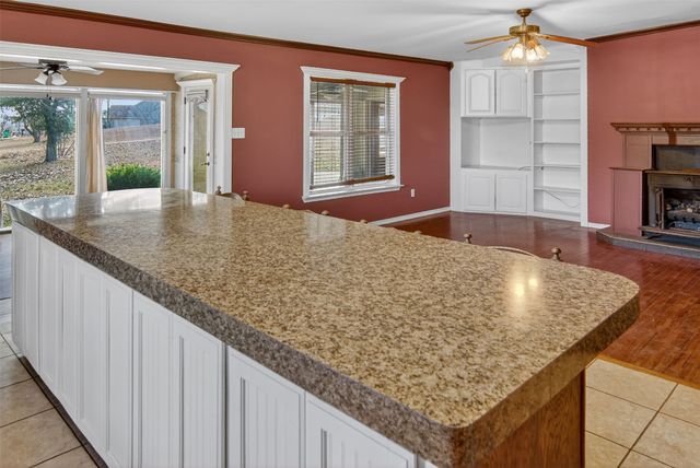 135 Lakeview Drive, Runaway Bay, TX 76426