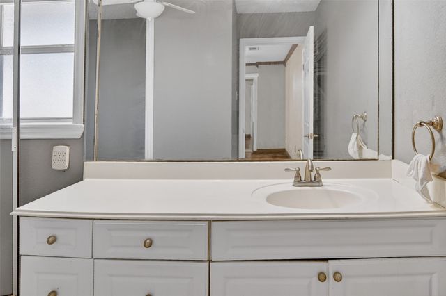 135 Lakeview Drive, Runaway Bay, TX 76426