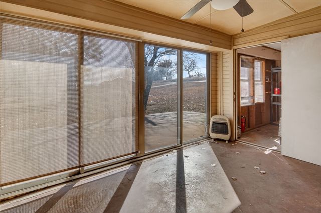 135 Lakeview Drive, Runaway Bay, TX 76426