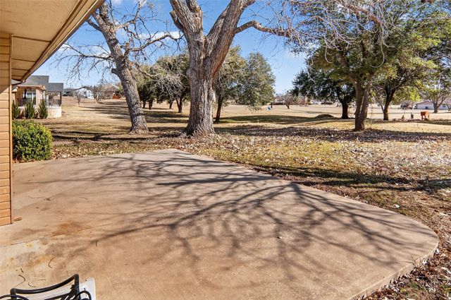 135 Lakeview Drive, Runaway Bay, TX 76426