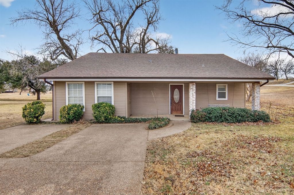 135 Lakeview Drive, Runaway Bay, TX 76426