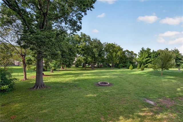 10610 W 170th Terrace, Overland Park, KS 66221