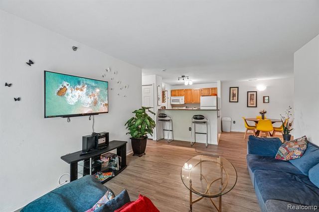 15240 Silver Parkway APT 306, Fenton, MI 48430
