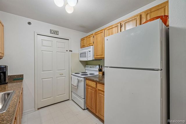 15240 Silver Parkway APT 306, Fenton, MI 48430