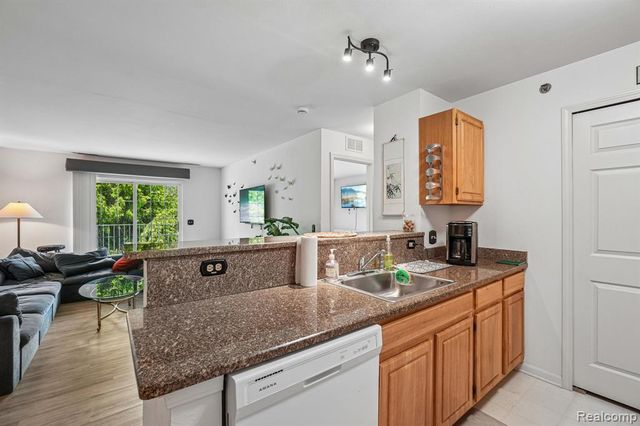 15240 Silver Parkway APT 306, Fenton, MI 48430
